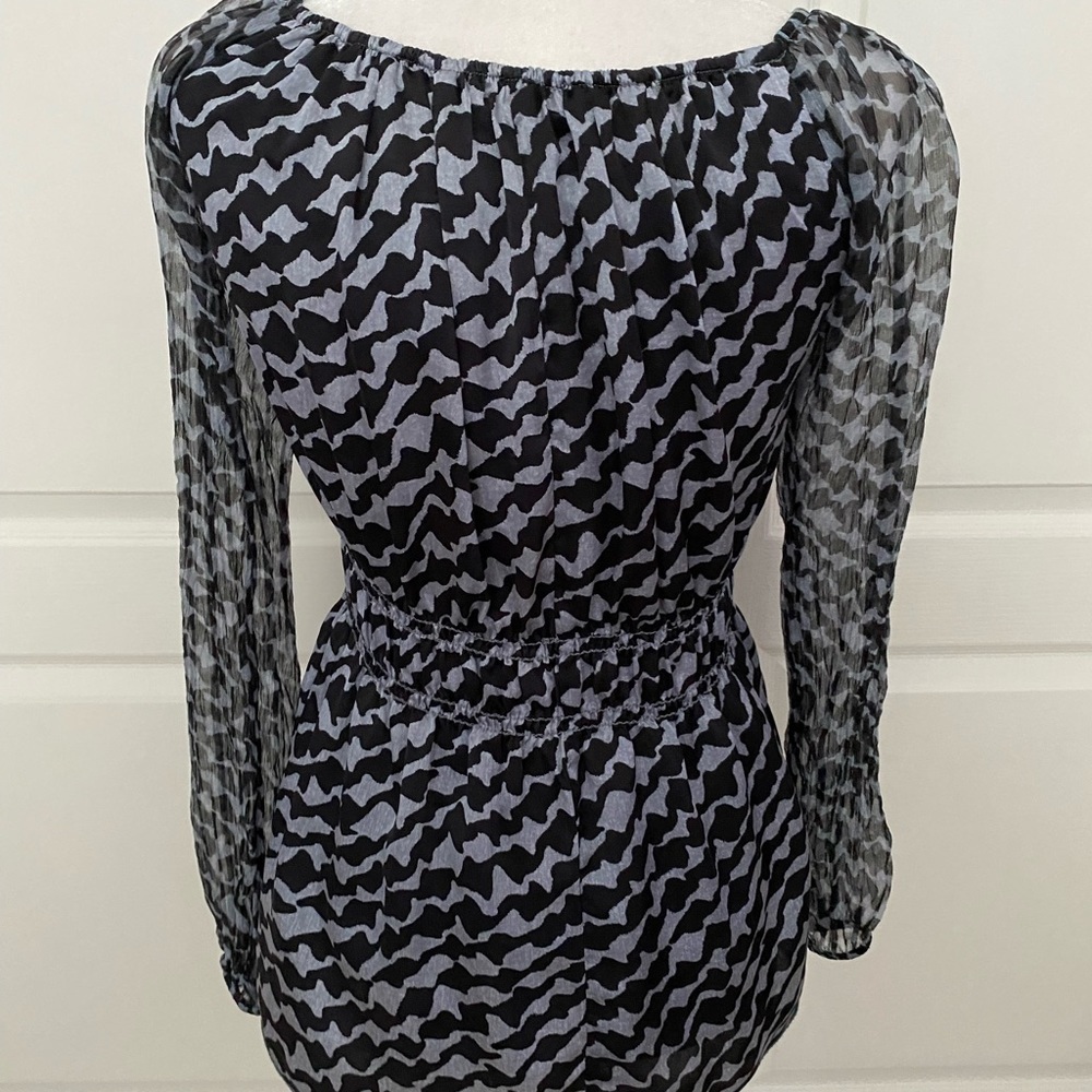 Karen Kane Gray and Black Geometric Print Top - Size Medium - Picture 8 of 14